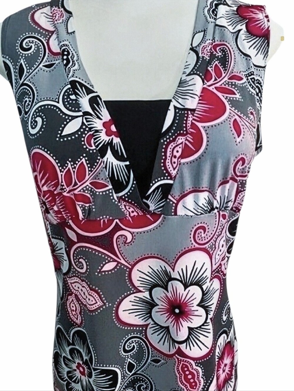 JKLA Sleeveless Top. Floral, Fitted & Flattering Sleeveless V-neck Top. Sz. L